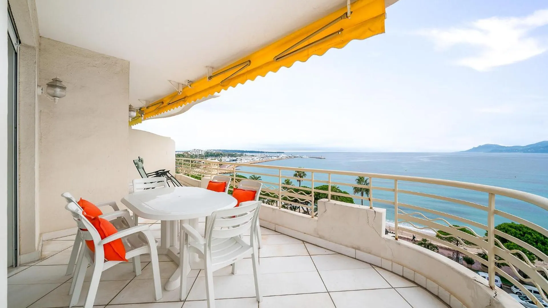 Amazing Apartment In Cannes With House Sea View Feriehus